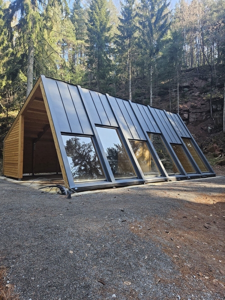 Referenzen Stehfalz- & Leistendeckung GreenCoat® Farbe RR41